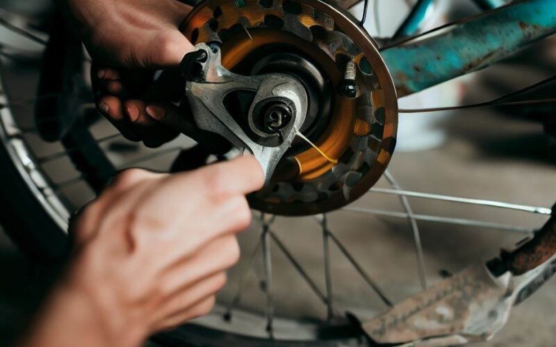 Jak zdjąć koło w rowerze z hamulcami tarczowymi