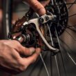 Jak zdjąć tylne koło w rowerze z przerzutkami w piaście